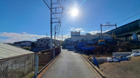 �_�ސ쌧���l�s���a�򒆉��k5���ڂ̐V�z��ˌ��Ă̑O�ʓ��H�܂ތ��n�ʐ^