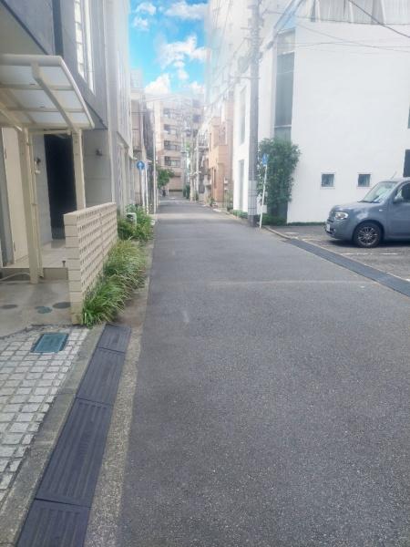 �_�ސ쌧���l�s����ԍ璬4���ڂ̒��È�ˌ��Ă̑O�ʓ��H�܂ތ��n�ʐ^