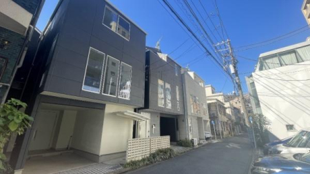 �_�ސ쌧���l�s����ԍ璬4���ڂ̒��È�ˌ��Ă̑O�ʓ��H�܂ތ��n�ʐ^