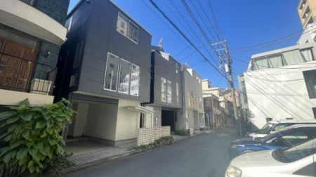 �_�ސ쌧���l�s����ԍ璬4���ڂ̒��È�ˌ��Ă̑O�ʓ��H�܂ތ��n�ʐ^