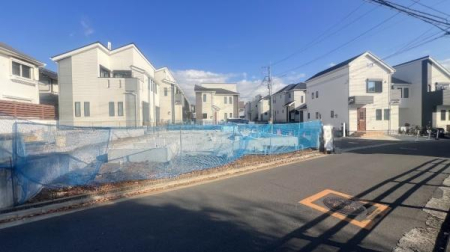 �_�ސ쌧���l�s���ʏ�7���ڂ̐V�z��ˌ��Ă̑O�ʓ��H�܂ތ��n�ʐ^