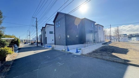 �_�ސ쌧���l�s�t��`�c��5���ڂ̐V�z��ˌ��Ă̑O�ʓ��H�܂ތ��n�ʐ^