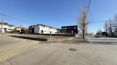 �_�ސ쌧���l�s�t��`�c��5���ڂ̐V�z��ˌ��Ă̑O�ʓ��H�܂ތ��n�ʐ^