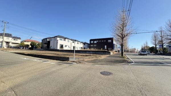 �_�ސ쌧���l�s�t��`�c��5���ڂ̐V�z��ˌ��Ă̑O�ʓ��H�܂ތ��n�ʐ^