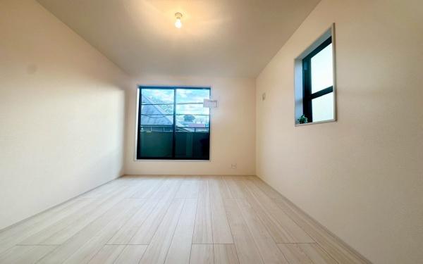 �_�ސ쌧���s�{�O����{��2���ڂ̐V�z��ˌ��Ă̎q������