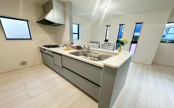 �_�ސ쌧���s�{�O����{��2���ڂ̐V�z��ˌ��ẴL�b�`��