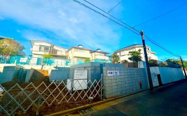 �_�ސ쌧���s�����摽����1���ڂ̐V�z��ˌ��Ă̑O�ʓ��H�܂ތ��n�ʐ^