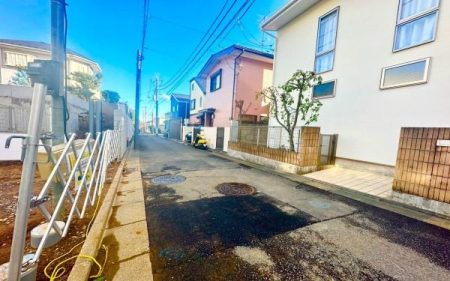 �_�ސ쌧���s�����摽����1���ڂ̐V�z��ˌ��Ă̑O�ʓ��H�܂ތ��n�ʐ^