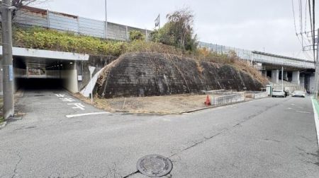 �_�ސ쌧���l�s�t��V�ΐ�3���ڂ̐V�z��ˌ��Ă̑O�ʓ��H�܂ތ��n�ʐ^