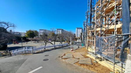 �_�ސ쌧���l�s����ѓc���̐V�z��ˌ��Ă̑O�ʓ��H�܂ތ��n�ʐ^