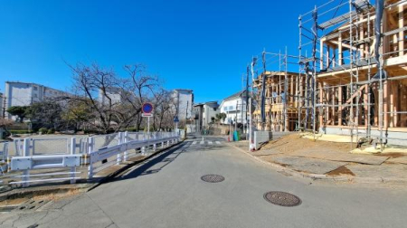 �_�ސ쌧���l�s����ѓc���̐V�z��ˌ��Ă̑O�ʓ��H�܂ތ��n�ʐ^