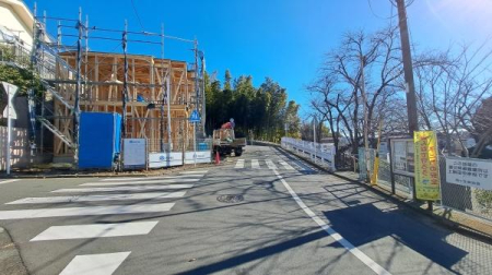 �_�ސ쌧���l�s����ѓc���̐V�z��ˌ��Ă̑O�ʓ��H�܂ތ��n�ʐ^