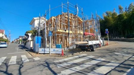 �_�ސ쌧���l�s����ѓc���̐V�z��ˌ��Ă̑O�ʓ��H�܂ތ��n�ʐ^