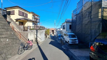 �_�ސ쌧���l�s��攒�S��3���ڂ̒��È�ˌ��Ă̑O�ʓ��H�܂ތ��n�ʐ^