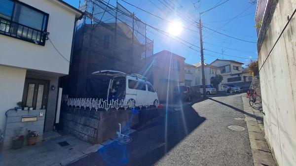 �_�ސ쌧���l�s��攒�S��3���ڂ̒��È�ˌ��Ă̑O�ʓ��H�܂ތ��n�ʐ^