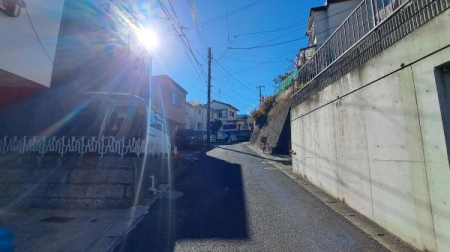 �_�ސ쌧���l�s��攒�S��3���ڂ̒��È�ˌ��Ă̑O�ʓ��H�܂ތ��n�ʐ^