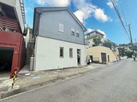 �_�ސ쌧���s�����扪��6���ڂ̒��È�ˌ��Ă̑O�ʓ��H�܂ތ��n�ʐ^