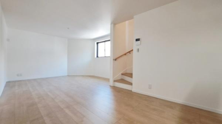 �_�ސ쌧���l�s��q��ێR1���ڂ̐V�z��ˌ��Ẵ��r���O