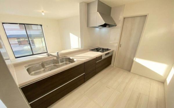 �_�ސ쌧���l�s����折���J��3���ڂ̐V�z��ˌ��ẴL�b�`��