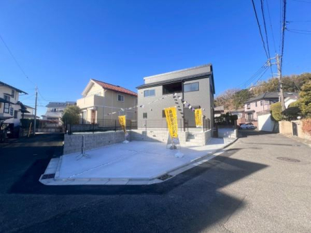 �_�ސ쌧���l�s����搼��2���ڂ̐V�z��ˌ��Ă̑O�ʓ��H�܂ތ��n�ʐ^