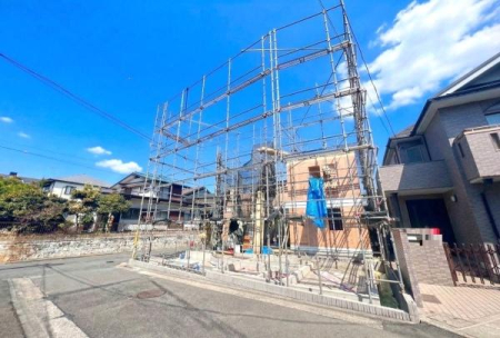 �_�ސ쌧���l�s�����x����1���ڂ̐V�z��ˌ��Ă̑O�ʓ��H�܂ތ��n�ʐ^