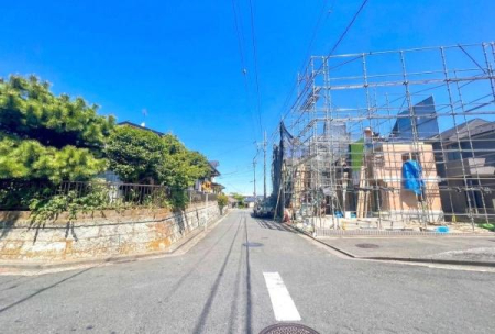 �_�ސ쌧���l�s�����x����1���ڂ̐V�z��ˌ��Ă̑O�ʓ��H�܂ތ��n�ʐ^