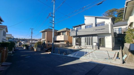 �_�ސ쌧���l�s�`�����쒆��2���ڂ̐V�z��ˌ��Ă̑O�ʓ��H�܂ތ��n�ʐ^