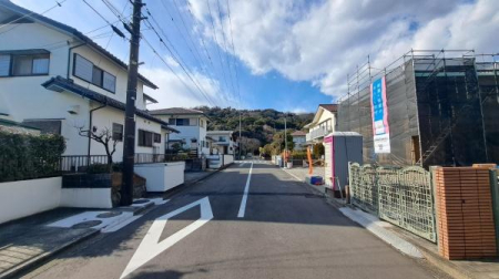 �_�ސ쌧���l�s����折���J��6���ڂ̐V�z��ˌ��Ă̑O�ʓ��H�܂ތ��n�ʐ^