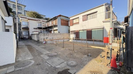 �_�ސ쌧���q�s���z3���ڂ̐V�z��ˌ��Ă̑O�ʓ��H�܂ތ��n�ʐ^