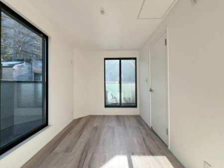 �_�ސ쌧���s���Ë扺�쉄2���ڂ̐V�z��ˌ��Ă̎q������