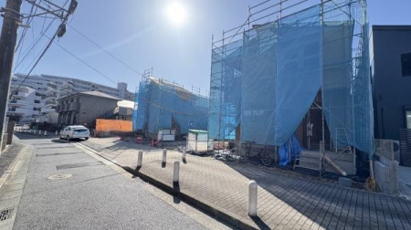 �_�ސ쌧���l�s����折���J��5���ڂ̐V�z��ˌ��Ă̑O�ʓ��H�܂ތ��n�ʐ^