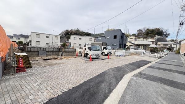 �_�ސ쌧���l�s����折���J��5���ڂ̐V�z��ˌ��Ă̑O�ʓ��H�܂ތ��n�ʐ^