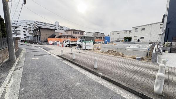 �_�ސ쌧���l�s����折���J��5���ڂ̐V�z��ˌ��Ă̑O�ʓ��H�܂ތ��n�ʐ^