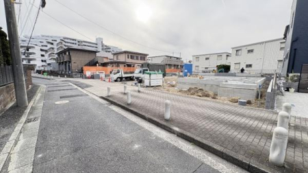 �_�ސ쌧���l�s����折���J��5���ڂ̐V�z��ˌ��Ă̑O�ʓ��H�܂ތ��n�ʐ^