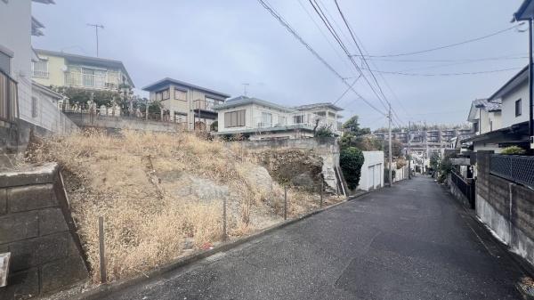 �_�ސ쌧���l�s����折���J��1���ڂ̐V�z��ˌ��Ă̑O�ʓ��H�܂ތ��n�ʐ^