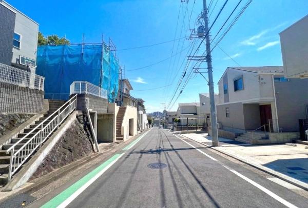 �_�ސ쌧���l�s�`�k�捂�c��3���ڂ̐V�z��ˌ��Ă̑O�ʓ��H�܂ތ��n�ʐ^