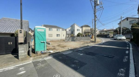 �_�ސ쌧���l�s��撆�c��2���ڂ̐V�z��ˌ��Ă̑O�ʓ��H�܂ތ��n�ʐ^