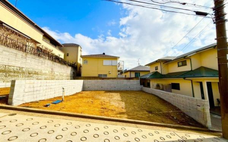 �_�ސ쌧���l�s�_�ސ�搼����1���ڂ̐V�z��ˌ��Ă̑O�ʓ��H�܂ތ��n�ʐ^