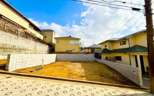 �_�ސ쌧���l�s�_�ސ�搼����1���ڂ̐V�z��ˌ��Ă̑O�ʓ��H�܂ތ��n�ʐ^