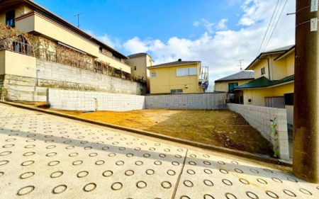 �_�ސ쌧���l�s�_�ސ�搼����1���ڂ̐V�z��ˌ��Ă̑O�ʓ��H�܂ތ��n�ʐ^