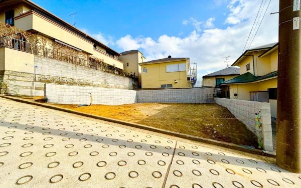 �_�ސ쌧���l�s�_�ސ�搼����1���ڂ̐V�z��ˌ��Ă̑O�ʓ��H�܂ތ��n�ʐ^