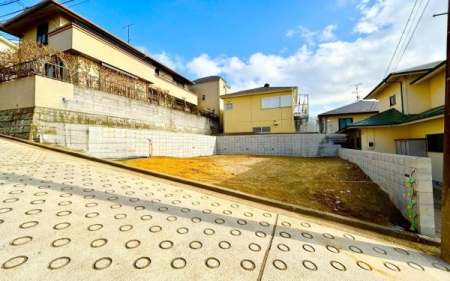 �_�ސ쌧���l�s�_�ސ�搼����1���ڂ̐V�z��ˌ��Ă̑O�ʓ��H�܂ތ��n�ʐ^