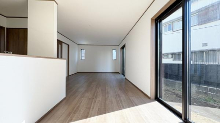 �_�ސ쌧���s�{�O�����1���ڂ̐V�z��ˌ��Ẵ��r���O