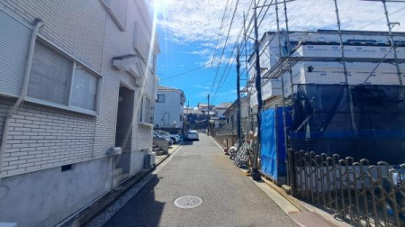�_�ސ쌧���l�s�`����i�J1���ڂ̐V�z��ˌ��Ă̑O�ʓ��H�܂ތ��n�ʐ^