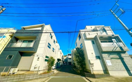 �_�ސ쌧���l�s�`���`���1���ڂ̒��È�ˌ��Ă̑O�ʓ��H�܂ތ��n�ʐ^