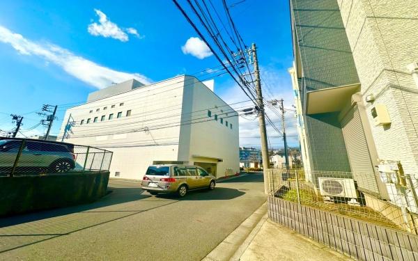 �_�ސ쌧���l�s�`���`���1���ڂ̒��È�ˌ��Ă̑O�ʓ��H�܂ތ��n�ʐ^