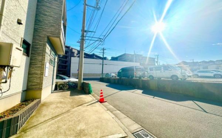 �_�ސ쌧���l�s�`���`���1���ڂ̒��È�ˌ��Ă̑O�ʓ��H�܂ތ��n�ʐ^