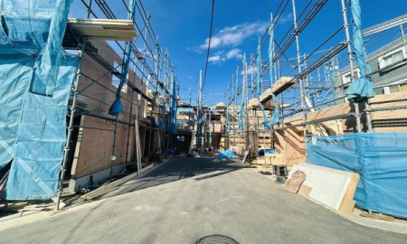 �_�ސ쌧���l�s�_�ސ�����ʂ̐V�z��ˌ��Ă̑O�ʓ��H�܂ތ��n�ʐ^