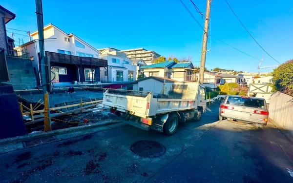 �_�ސ쌧���l�s�`������4���ڂ̐V�z��ˌ��Ă̑O�ʓ��H�܂ތ��n�ʐ^