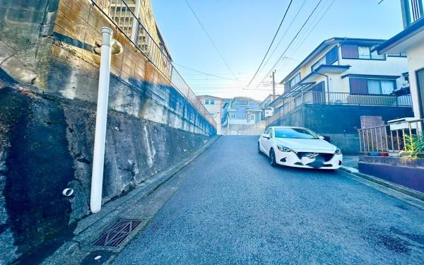 �_�ސ쌧���l�s�`������4���ڂ̐V�z��ˌ��Ă̑O�ʓ��H�܂ތ��n�ʐ^